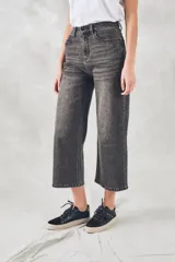 Pantalón de jean gris oscuro, corte wide leg y tiro medio.
