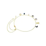 Gargantilla con baño en tono oro y múltiples dijes colgantes, incluyendo una luna, un símbolo del infinito, un trébol, un ojo turco y una perla de cristal.
