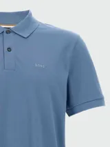 Polo de manga corta Boss, confeccionado en tejido de punto, con cuello clásico, cierre frontal de botones y logo bordado sutil en el pecho.
