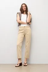 Pantalón recto estilo chino, de color beige, con bolsillos laterales y trabillas para cinturón.