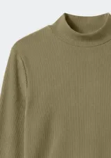 Blusa de manga larga con cuello alto, confeccionada en tejido acanalado de color verde oliva.