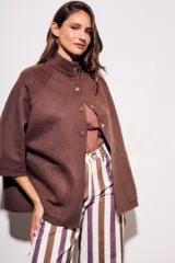 Cárdigan marrón de tejido de punto con cuello alto, manga 3/4 y cierre frontal con botones.