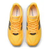 Championes de running New Balance FuelCell Rebel v4, color amarillo con entresuela blanca y detalles en negro. Cuentan con capellada de malla técnica transpirable y tecnología FuelCell en la suela.