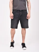 Bermuda de jean color negro con efecto lavado, de corte recto y largo hasta la rodilla.