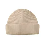 Gorro tipo beanie de punto acanalado en color beige, con doblez en el borde inferior.