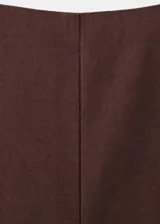 Pantalón marrón de corte recto y tiro medio, confeccionado en mezcla de lino, viscosa y algodón. Cuenta con diseño largo y cintura elástica.