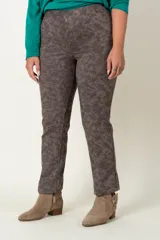 Pantalón recto alicrado color visón con diseño camuflado, bolsillos traseros y delanteros falsos.