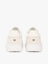 Zapatillas de baloncesto Tommy Hilfiger de corte bajo, color blanco con paneles de ante en mezcla de texturas a tono y suela bitonal de goma. Presenta cordones al tono, detalles de ventilación y el logo de la marca en relieve en el lateral.