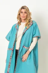 Tapado de paño de lana artesanal color verde agua, con vivos estampados, calce holgado y amplios bolsillos.