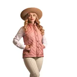 Chaleco capitoneado color rosa con cuello alto, cierre frontal con botones a presión y bolsillos laterales. Presenta un diseño acolchado con costuras en forma de rombos.