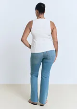 Jeans flare de tiro medio confeccionados en tejido denim de algodón con un toque de elastano. Presentan diseño clásico de cinco bolsillos, trabillas para cinturón, cierre frontal con cremallera y botón, y bajo deshilachado.