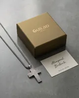 Collar de acero inoxidable con dije de cruz grande cubierto de circonias brillantes. Incluye cadena de eslabones tipo cuerda.