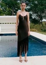 Vestido midi de satén color marrón chocolate, con diseño recto, escote redondo y tirantes finos. Presenta espalda abierta con tiras cruzadas y detalle de flecos en el bajo.