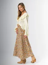 Falda midi con estampado floral multicolor, corte acampanado y cintura elastizada. Incluye cinturón de rafia elastizado y desmontable.