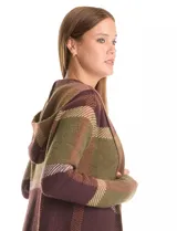 Cardigan abierto de punto con capucha integrada, diseño de cuadros en tonos verde y marrón, manga larga con hombros caídos y dos bolsillos frontales.
