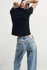 Camiseta de cuello redondo y manga corta, confeccionada en tejido de punto elástico con trama compacta y opaca, de corte regular.