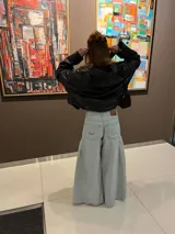 Jean de corte ancho y tiro bajo, confeccionado en denim de color celeste claro. Presenta un diseño con pinzas frontales que le otorgan una silueta amplia y fluida.