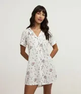 Camisón estilo americana de manga corta y abotonado, confeccionado en viscosa con estampa de elementos místicos como cartas y lunas.