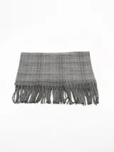 Bufanda tipo pashmina de tejido suave, color gris con diseño de cuadros en tonos oscuros y líneas finas en rosa. Presenta terminaciones con flecos en los extremos.