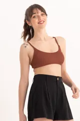Top de bikini marrón con tirantes finos.