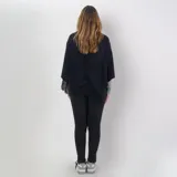 Poncho negro con flecos en el ruedo.