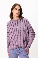 Sweater de punto con diseño de rayas verticales en relieve y textura trenzada, color terracota y beige. Presenta cuello redondo, corte holgado y diseño cropped.