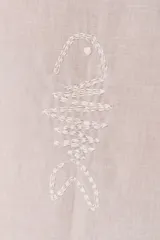 Vestido camisero beige de lino, con escote en V, cuello clásico, mangas tres cuartos regulables y cierre frontal de botones.