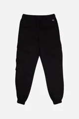 Pantalón cargo color beige con cintura elástica y cordón ajustable. Presenta múltiples bolsillos laterales con solapa y puños elásticos en los tobillos.