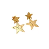 Aros colgantes dorados con forma de estrella, decorados con circonitas.