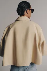 Chaqueta corta Zara ZW Collection de color beige, con cuello solapa, manga por debajo del codo, bolsillos laterales ocultos y cierre frontal con botones ocultos bajo solapa.