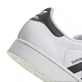 Championes adidas Superstar de cuero blanco con las icónicas tres tiras laterales en negro y puntera de goma reforzada.