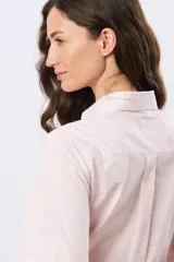 Camisa de manga larga color rosado con sutil estampado, cuello camisero, cierre frontal con botones y frunces en los puños.
