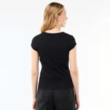 Camiseta negra de punto de canalé, con cuello redondo y manga corta ajustada.