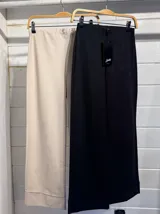 Pantalón de corte recto y tiro alto, confeccionado en tela firme con elasticidad. Presenta un diseño clásico con dobladillo en el ruedo y cierre frontal.