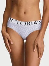 Bombacha hiphugger de Victoria's Secret en color lila con estampado de monograma y pretina elástica blanca con el logo de la marca en negro.