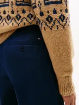 Pantalón chino de hombre, color azul marino, de corte recto y tiro medio. Confeccionado en una mezcla de algodón orgánico, algodón BCI y elastano.