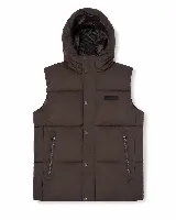 Chaleco puffer acolchado color marrón con capucha integrada. Presenta cierre frontal con botones a presión y parche con logo de la marca en el pecho. Diseño sin mangas con ajuste regular.
