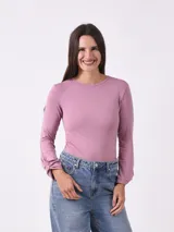 Blusa de mangas largas color lila con puños elásticos.