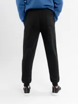 Pantalón de jogging azul marino, confeccionado en felpa, con cintura elástica ajustable con cordón y puños acanalados en los tobillos.