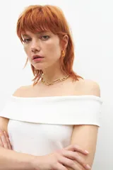 Top color crudo con escote bardot y corte ajustado.