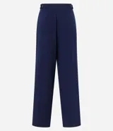 Pantalón de vestir azul marino, de corte recto, con pinzas delanteras, bolsillos laterales y traseros. Se ajusta a la cintura con cierre invisible y trabillas para cinturón.