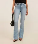 Pantalón bootcut de jeans con elastano, tiro alto, bolsillos delanteros y traseros, y cierre con botón.