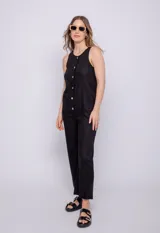 Mono negro sin mangas de lino y viscosa con botones veteados y dos bolsillos traseros.