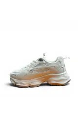 Championes deportivos de diseño chunky en color blanco, con suela gruesa y detalles plateados.