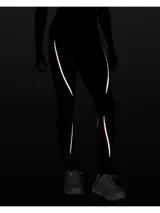 Calza deportiva de tiro alto color marrón, con paneles acanalados y detalles de líneas reflectantes en los laterales. Confeccionada en tejido de doble punto con interior cepillado para mayor calidez.