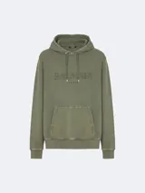 Hoodie de algodón color verde oliva con efecto vintage, presenta el logo de Balmain Paris bordado en el pecho, capucha con cordones ajustables y bolsillo tipo canguro frontal.