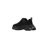 Championes Balenciaga modelo Triple S, de diseño chunky en color negro con suela gruesa esculpida y el nombre de la marca bordado en el lateral.