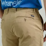 Bermuda de gabardina color beige, corte slim fit, con bolsillos laterales y traseros.