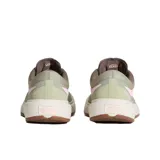 Championes de caña baja Vans Ultrarange 2.0 Rw Soft, color verde claro con la franja lateral en rosado, cordones blancos y suela de goma blanca y marrón.