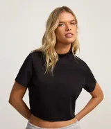 Blusa cropped Blue Steel de manga corta y cuello alto acanalado, confeccionada en algodón con elastano.